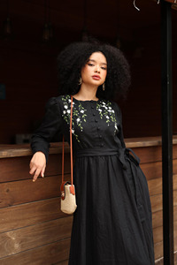 Elegante Vestido Maxi de Lino Negro con Bordado Floral Hecho a Mano, Vestido Largo de Manga Larga con Corte en A, Moda Ética para la Noche - Product Image 3