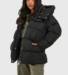 Chaqueta acolchada extragrande personalizada color rosa bebé OEM para mujer, con forro de piel sintética, con capucha, tipo plumón, para invierno. - Product Image 1