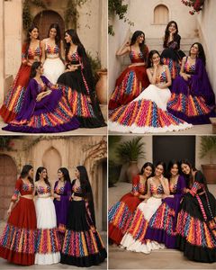 Conjunto de Lehenga Choli Reversible con Estampado Geométrico Rojo para Mujer, con Dupatta, Cuello Pronunciado, Ribete en Contraste, Largo hasta el Suelo, para Bodas y Diwali - Product Image 3