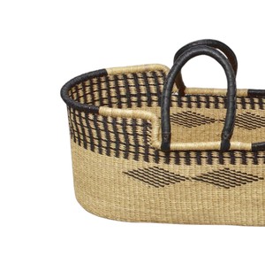 Panier à langer écologique en jonc de mer noir, assorti à un panier à langer en rotin pour enfant avec poignées noires. - Product Image 4