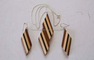 Pendientes clásicos de madera y resina de mejor diseño con forma de flor y piedra de rubí incrustada, ideales para proyectos de hallazgos de joyería - Product Image 2