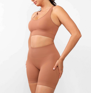 Conjunto Deportivo de 2 Piezas para Mujer con Logotipo OEM Personalizado: Sujetador Deportivo Sin Relleno y Leggings Cortos de Yoga con Cintura Alta Elástica para Gimnasio y Fitness - Product Image 1