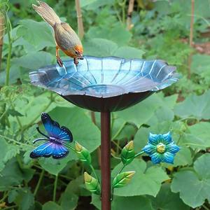 Baño para pájaros hecho a mano con flores y mariposas, estaca de jardín para exteriores con detalles metálicos y pedestal, comedero para pájaros para decoración de patio y césped. - Product Image 3