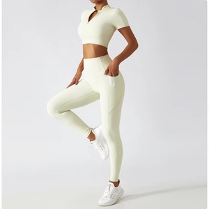 Conjunto de 2 piezas de leggings de yoga de manga corta, fruncidos, de cintura alta, sin costuras, transpirables, de cuello redondo, de longitud completa y color liso con diseño frontal. - Product Image 1