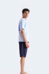 เสื้อยืดผู้ชายสีฟ้าอ่อน ผ้าฝ้าย แขนสั้น คอกลม ทรงโอเวอร์ไซส์ เป็นมิตรกับสิ่งแวดล้อม น้ำหนัก 220 กรัม สวมใส่สบาย พิมพ์ลายด้านหน้า สีพื้น - Product Image 3