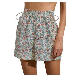 Shorts de fin de semana con estampado floral y cordón ajustable, hechos a mano en algodón puro, ideales para regalo. - Product Image 3