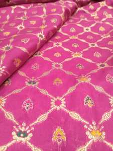 Tissu brocart Buti à motif losanges |   Tissu jacquard en nylon teignable |   Motif floral métallique pour vêtements féminins - Product Image 1