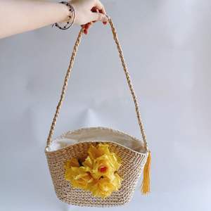 Sac à main bohème fait main en jacinthe d'eau, tissé avec fleur jaune et pompon, style plage estival - Product Image 2