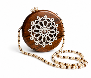Décoration murale ronde en bois avec chaîne de perles, design bohème fait main pour salon intérieur, accent décoratif pour la maison - Product Image 1