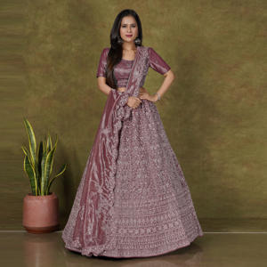 ชุดเลเฮนกาโชลีผ้าทวิลล์ปักลาย พร้อมงานปักดิ้นเลื่อมหนัก กระโปรงทรงแกรนด์ฟเลรยาวกรอมพื้น เสื้อดีไซเนอร์สำหรับงานปาร์ตี้และงานเฉลิมฉลอง - Product Image 2