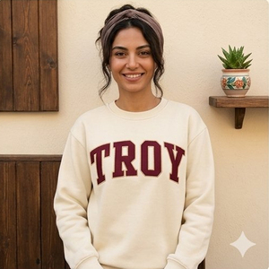 Sweat-shirt col rond bordeaux pour femme avec lettres personnalisées Troy, style universitaire, pull à col montant, Greek Life Varsity School - Product Image 3