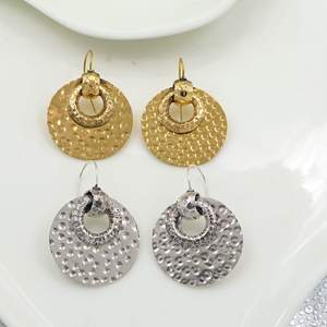 Boucles d'oreilles pendantes bohèmes en laiton plaqué or, bijoux de mode unisexe, disques martelés, ton argent, rondes - Product Image 1
