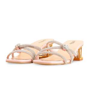 Pantoufle de sport rose confortable et élégante Design fantaisie pour un style de vie actif - Product Image 3