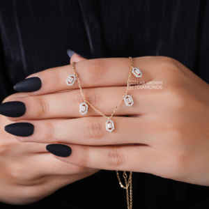 Pendentif Charme en Or Jaune 14K avec Émeraude et Moissanite Ronde pour Femme, Luxe, 0,73 Carat de Poids Total, 3,85 Grammes, Bijoux Fins - Product Image 2