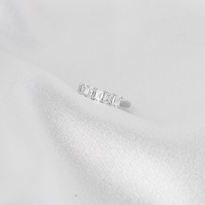 แหวนเพชรทรงเอเมอรัลด์คัทแบบครึ่งวง 1.7 กะรัต รูปตัวยู สำหรับงานแต่งงาน ดีไซน์เรียบหรู สามารถสวมซ้อนกับแหวนเพชรแบบอื่นได้ เครื่องประดับชั้นดี - Product Image 6