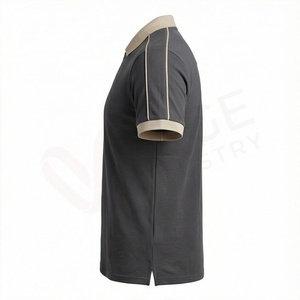 Polo à manches courtes gris foncé pour homme avec col zippé et bordure beige, design tricoté décontracté, coupe classique, couleur unie - Product Image 3