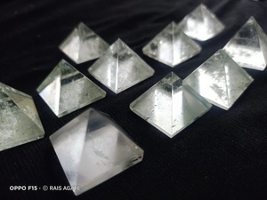 Pyramide en quartz naturel transparent de 1 pouce, pierre précieuse polie, cristal de guérison, méditation, décoration, vente en gros - Product Image 2