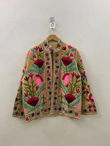 Chaqueta de Terciopelo Bordada a Mano con Diseño Étnico, Chaqueta Corta Estilo Suzani con Bordado Floral Vintage para Mujer, Ropa de Abrigo de Invierno de Diseñador - Product Image 3