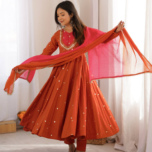 Conjunto de vestido Anarkali de seda romana de diseñador con bordados, lentejuelas y trabajo con espejos reales es un atuendo étnico de lujo. - Product Image 5