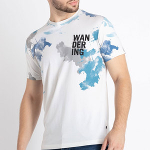 เสื้อยืดแขนสั้นสีขาวสำหรับผู้ชาย ลายเพ้นท์มือสีน้ำเงินเทา คอกลม สวมใส่สบาย ทรงปกติ ระบายอากาศได้ดี ผลิตจากผ้าโพลีเอสเตอร์ถัก - Product Image 3