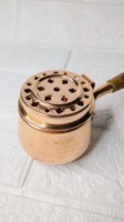 Brûleur d'encens Bakhoor décoratif haut de gamme au design martelé pour les intérieurs religieux arabes, écologique et durable, couleur cuivre