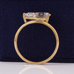 Anillo de Compromiso Curvo con Diamante Cultivado en Laboratorio de 1.50 Quilates, Corte Pera, Elegante, Certificado IGI, Oro Amarillo de 10/14/18 Quilates, Lujoso y Sostenible - Product Image 2