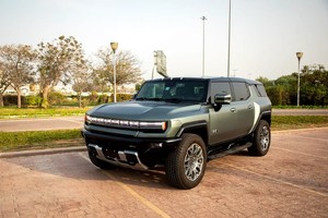 GMC para SUV Eléctrico con Tracción en las Cuatro Ruedas, Motor Doble, Batería de Litio R18, Asientos de Cuero - Product Image 6