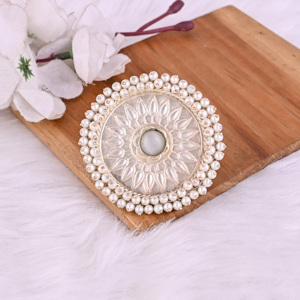 Bague ajustable grande taille style bohème avec motif floral, pierres œil-de-chat blanches et perles - Product Image 2