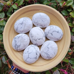 Pierre de palmier ovale en howlite naturelle, polie, avec veines de marbre blanc, cristal de guérison, Reiki, méditation, énergie, décoration, vente en gros - Product Image 3