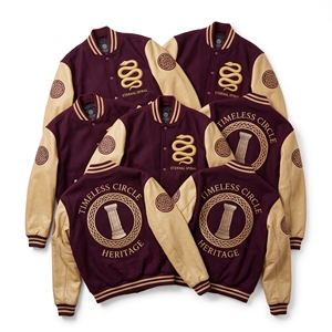 Blouson universitaire personnalisé bleu marine en laine avec manches en cuir marron, broderie double corbeau et lettres en relief, style Letterman - Product Image 2