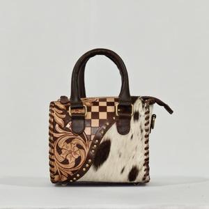 กระเป๋าเดินทางแบบสปอร์ตขนาดเล็ก รุ่น Speedy Duffle Bag หนังแท้ 100% แต่งลายด้วยมือ สีน้ำตาลขาว ขนเฟอร์  น้ำหนักเบา กันน้ำ  กำลังเป็นที่นิยมในปี 2026 - Product Image 1