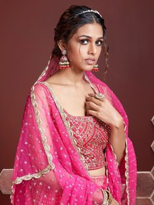 Haut court de demoiselle d'honneur en organza rose avec perles, col rond, sans manches, style classique - Product Image 1