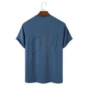 เสื้อยืดคอกลมแขนสั้นลำลองสำหรับผู้ชาย ดีไซน์บล็อกสีสามเฉด พิมพ์ลายดิจิทัล ผ้าฝ้าย 100% ระบายอากาศได้ดี - Product Image 1
