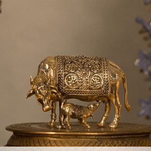 Estatua detallada de vaca y ternero Kamdhenu en latón dorado con tallados ornamentales, disponible a precios de mayorista. - Product Image 1