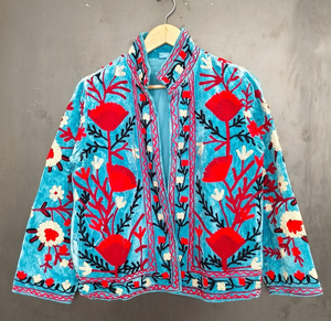เสื้อแจ็คเก็ตผ้ากำมะหยี่สีเทอร์ควอยซ์ปักลายซูซานีด้วยมืออย่างประณีต ซับในผ้าฝ้าย เป็นมิตรต่อสิ่งแวดล้อม ลายดอกป๊อปปี้สีแดงสดใส สไตล์โบโฮชิค งานฝีมือ - Product Image 4