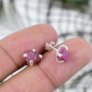 Boucles d'oreilles en tourmaline rose, faites à la main en argent sterling 925, bijoux bruts, boucles d'oreilles clous brutes, au prix d'usine - Product Image 3