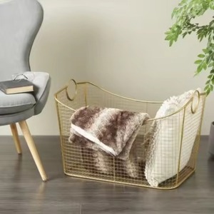 Cesto de Ropa Moderno de Malla Metálica Blanca Rectangular con Asas Dobles de Madera Natural - Product Image 3
