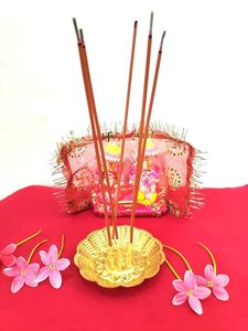 ธูปหอมกำลังเผาในที่วางทองเหลืองแบบดั้งเดิมพร้อมดอกไม้บนพื้นหลังสีขาว - Product Image 5