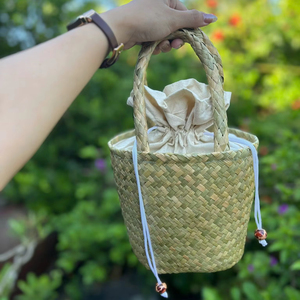 Bolso de Seagrass hecho a mano con fibra natural de seagrass para llevar al hombro y para un estilo veraniego, hecho en Vietnam. - Product Image 1