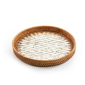 Plateau de service rond en nacre et rotin, fait main, tressé, décoratif, fabriqué au Vietnam, à prix avantageux - Product Image 1