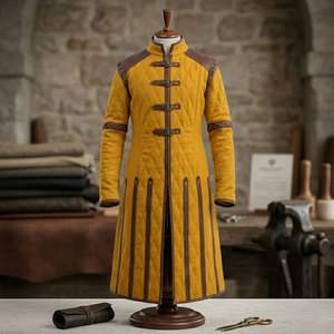 Gambeson matelassé jaune médiéval avec garnitures en cuir, veste en coton rembourrée, costume de la Renaissance, manteau, vente en gros, fabricant OEM - Product Image 1