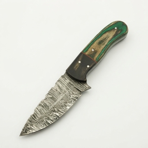 Couteau EDC à lame fixe en acier Damas, forgé à la main, manche en bois Pakka vert, bolster en corne, couteau utilitaire pour camping et bushcraft, vente en gros - Product Image 1