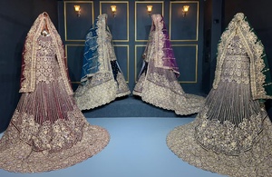 Lehenga en velours de créateur de qualité supérieure avec un travail en pierre riche taillée Heavy Trail et quatre options de couleur pour les mariages traditionnels - Product Image 3