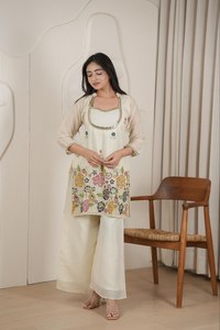 Conjunto de dos piezas de tela Cosmos blanca con cordón, top con cuello redondo y pantalón, elegante atuendo de fiesta para mujer. - Product Image 4