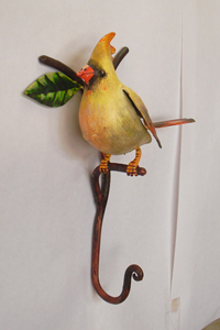 Gancho de hierro pintado con diseño de cardenal hembra - Product Image 3