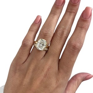 Ensemble de mariage de luxe avec diamant de laboratoire taille coussin allongée de 5 carats et demi-bague éternité en or 14K, 18K ou platine - Product Image 3