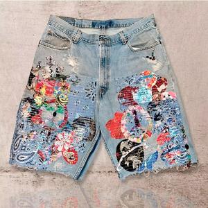 TOPSHOW Short Bermuda en jean délavé à ourlet effiloché, taille mi-haute, effet délavé à la pierre, avec appliques brodées pour homme - Product Image 1