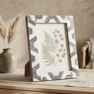 Marco de Fotos Premium Hecho a Mano con Incrustaciones de Hueso y Resina, Elegante Portafotos Personalizado con Diseño de Mosaico Decorativo Único - Product Image 5