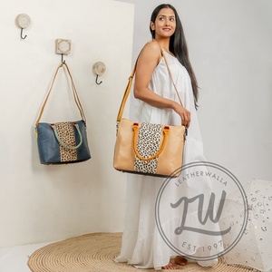 Bolso bandolera bohemio con estilo LW para mujer, bolso de hombro con flecos de cuero estilo japonés con borla a prueba de agua para la temporada de invierno - Product Image 1