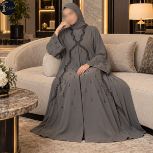 Abaya grise ornée d'une bordure perlée noire et à manches larges |   Robe musulmane modeste longue avec une silhouette fluide - Product Image 3